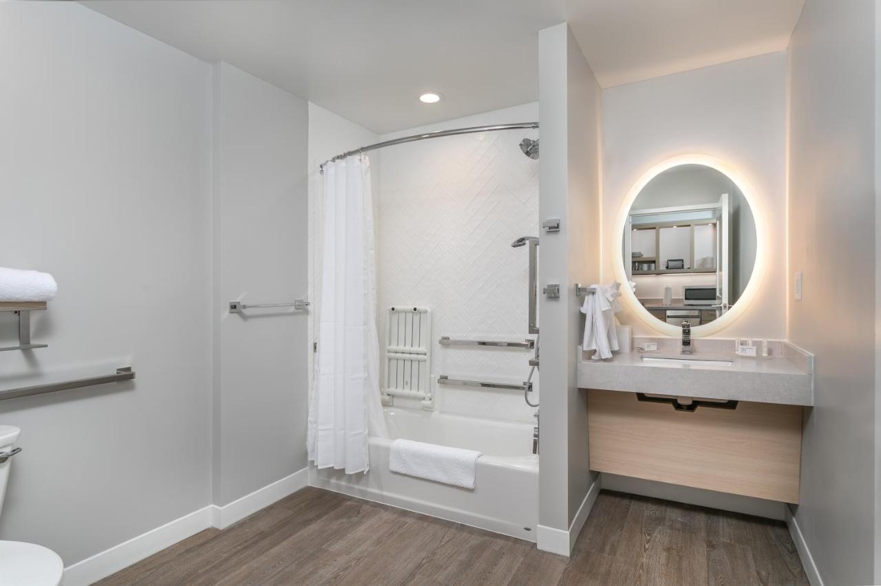 King Studio with City View - Mobility Accessible with Tub