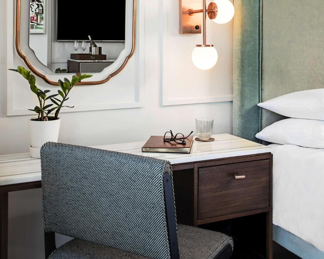 King Room with Tub and City View - Mobility Access