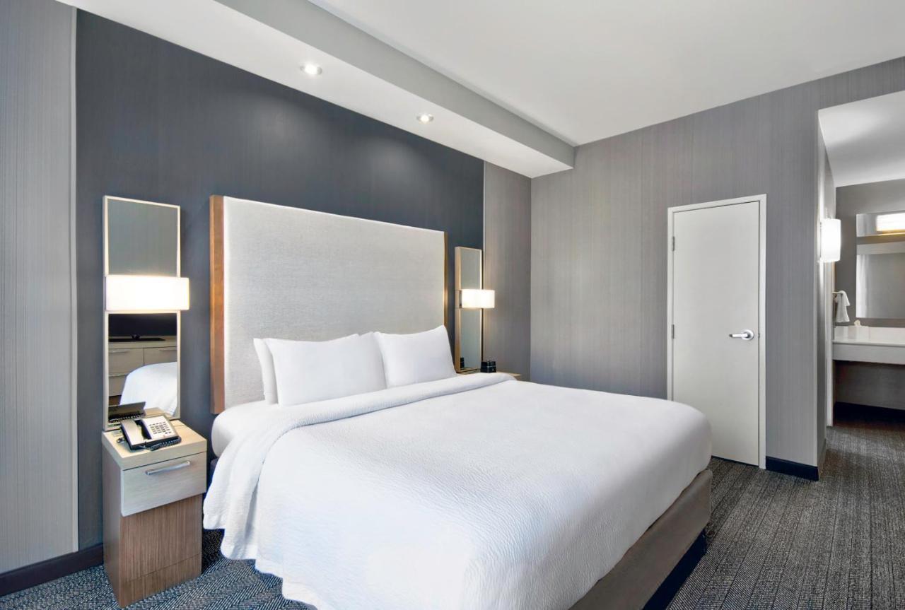 One-Bedroom King Suite with Courtyard View and Sofa Bed