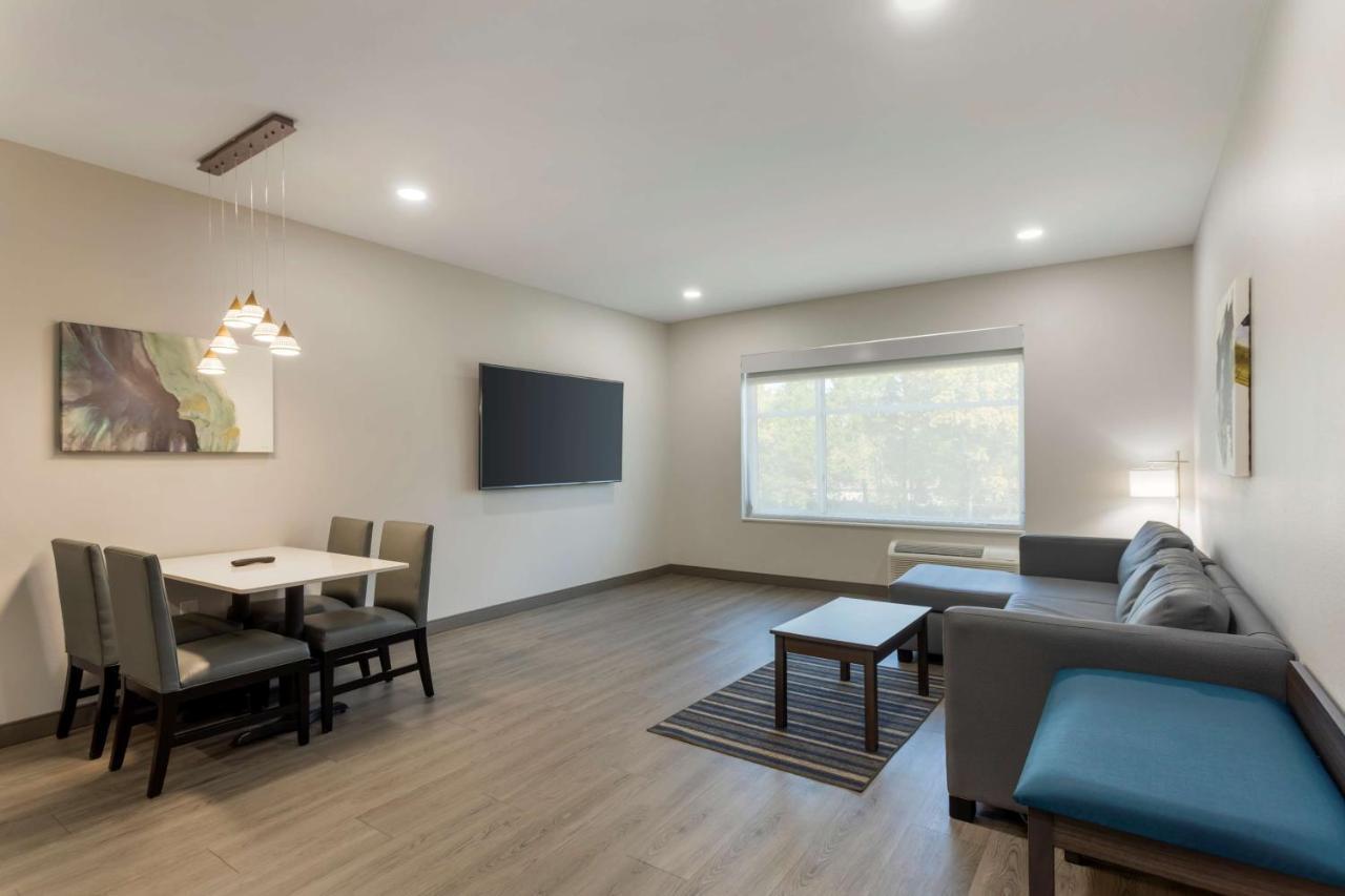 One-Bedroom Queen Apartment with Larger Room - Non-Smoking