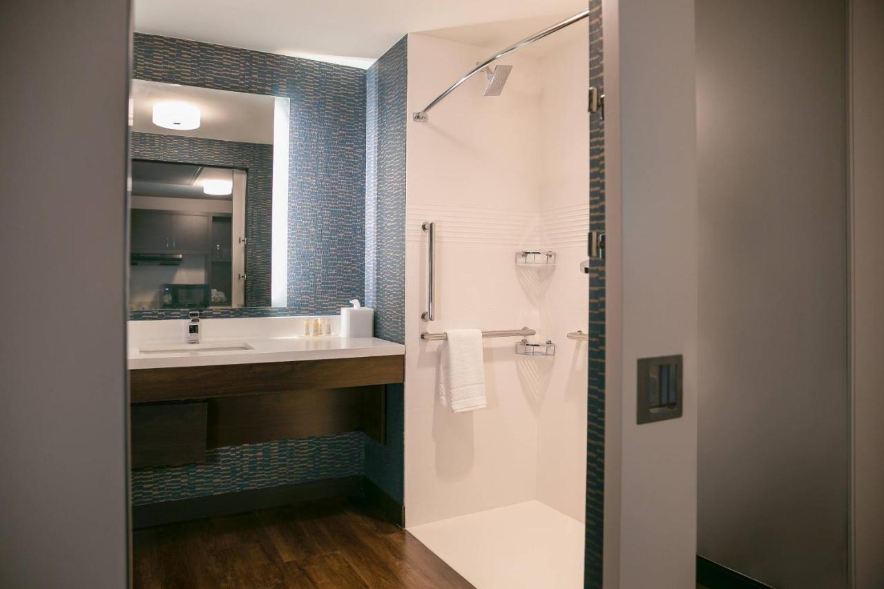 1 Bedroom Suite, 1 King, City view, Balcony