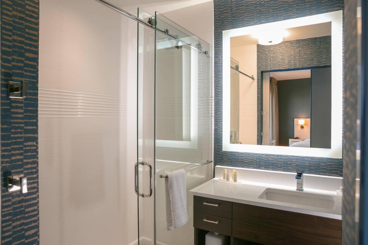 One-Bedroom King Suite with Sofa Bed, Balcony, Tub and City View - Mobility Accessible