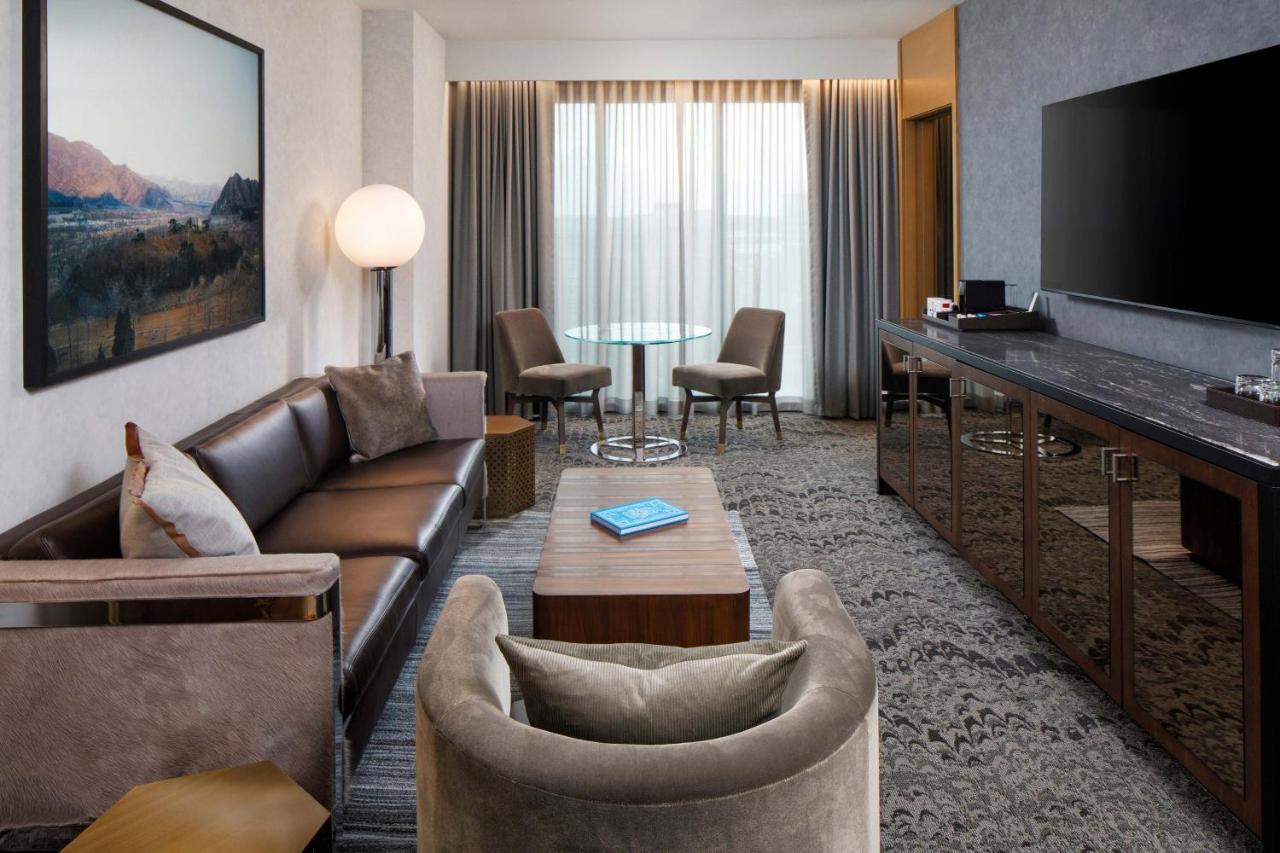Luxury King Suite with City View