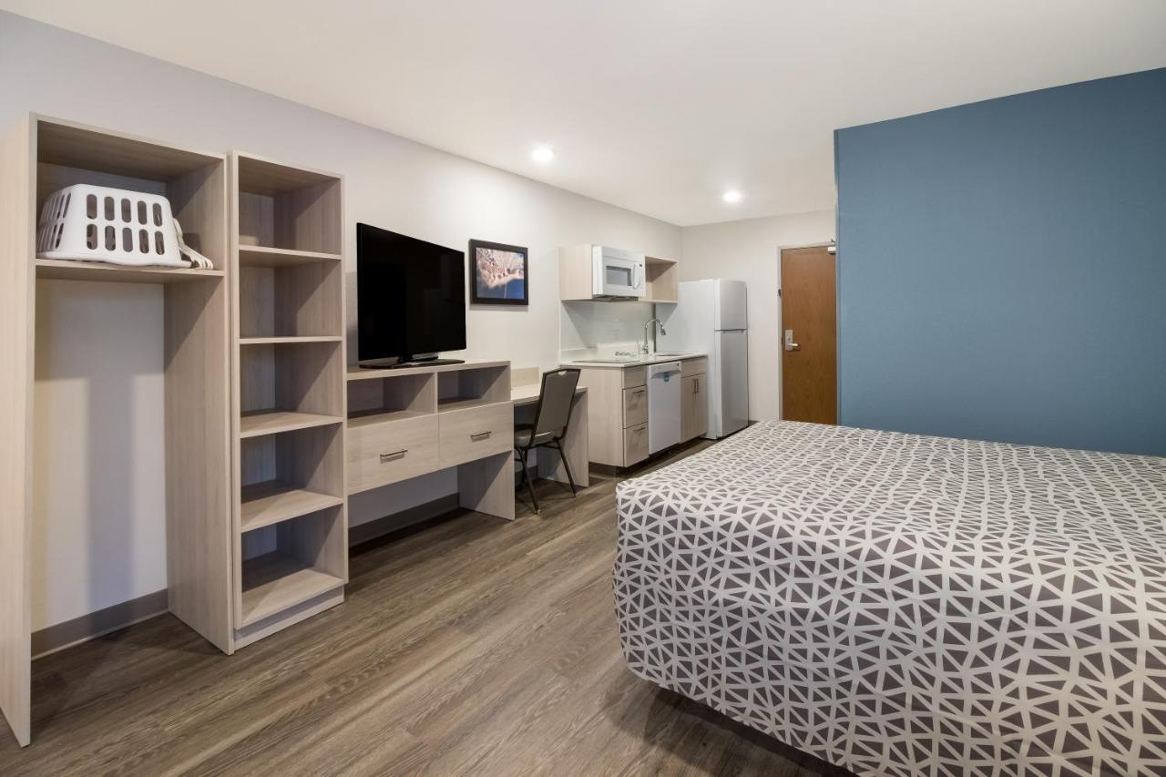 QUEEN SUITE WITH SOFA/DISHWASHER (DISHES/COOKWARE INCLUDED)