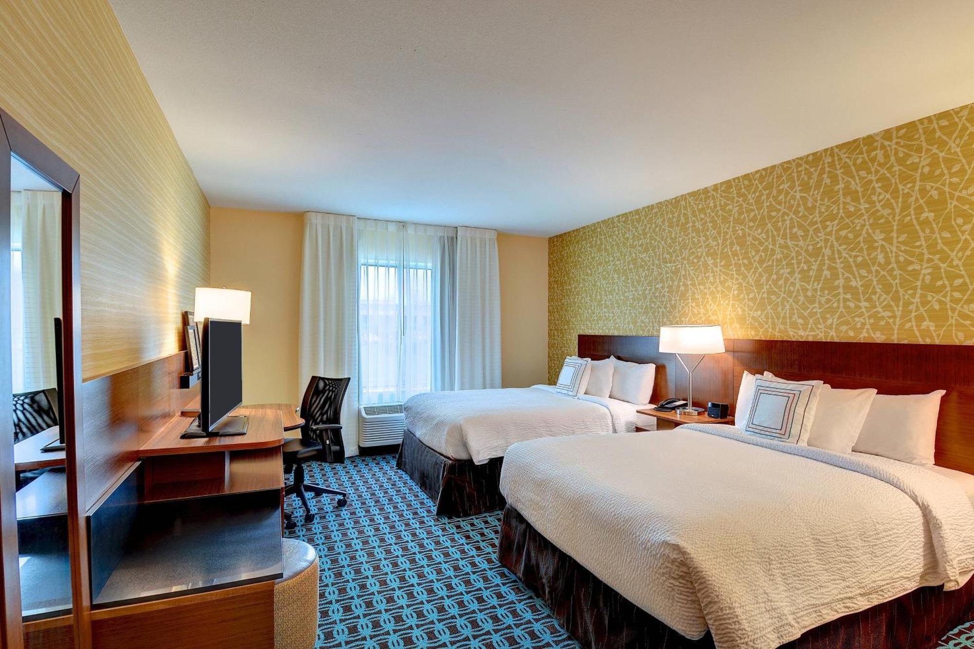 Queen Room with Two Queen Beds and Roll-In Shower - Mobility Access/Hearing Accessible