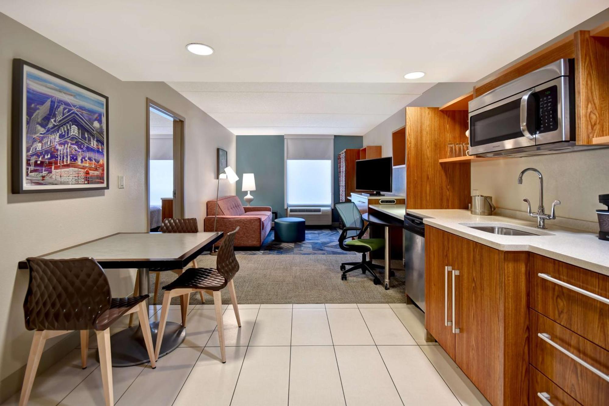 One-Bedroom Queen Suite with Two Queen Beds - Non-Smoking