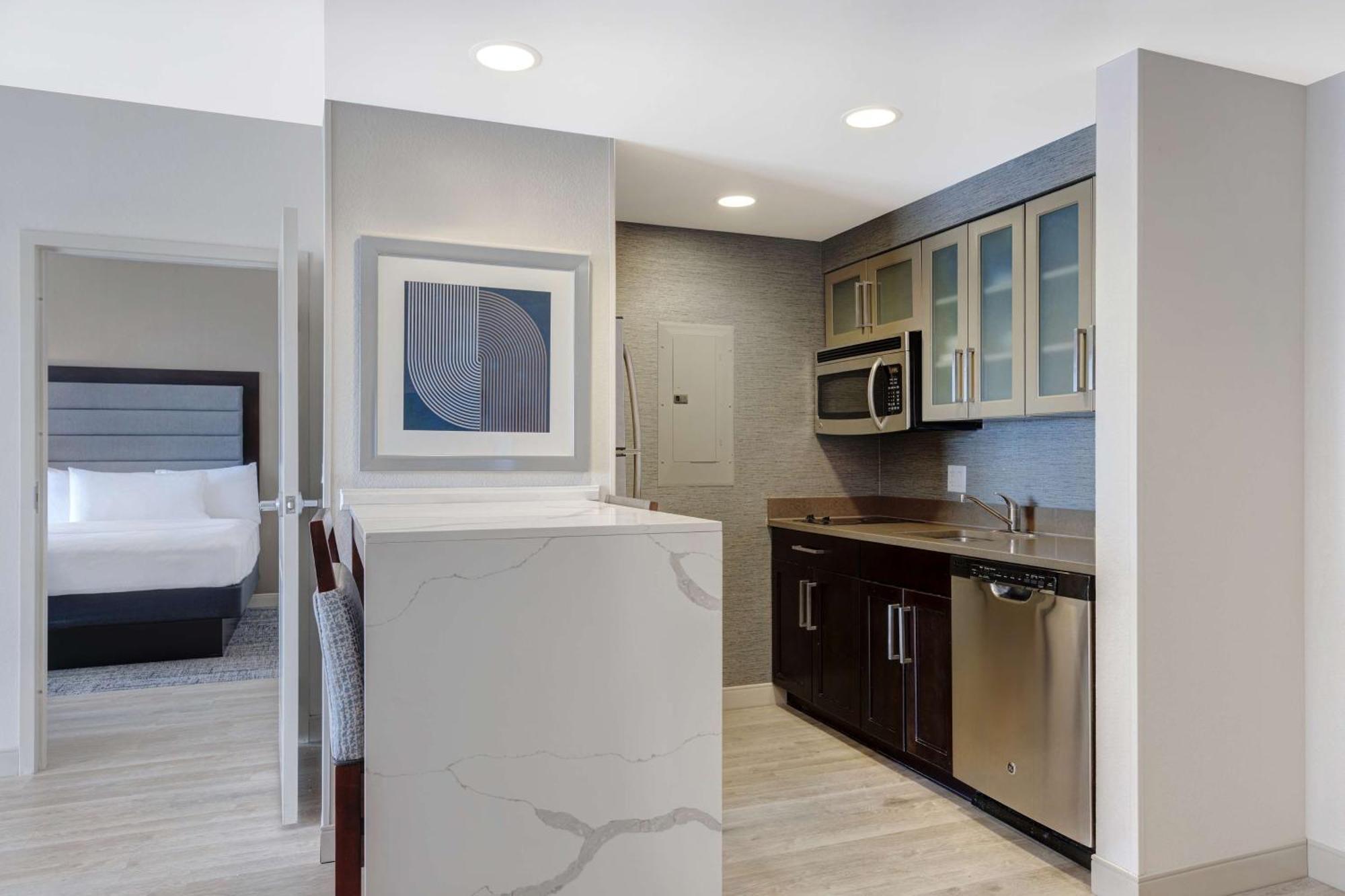 Deluxe One-Bedroom Queen Suite - Non-Smoking,1551975013:JPEG