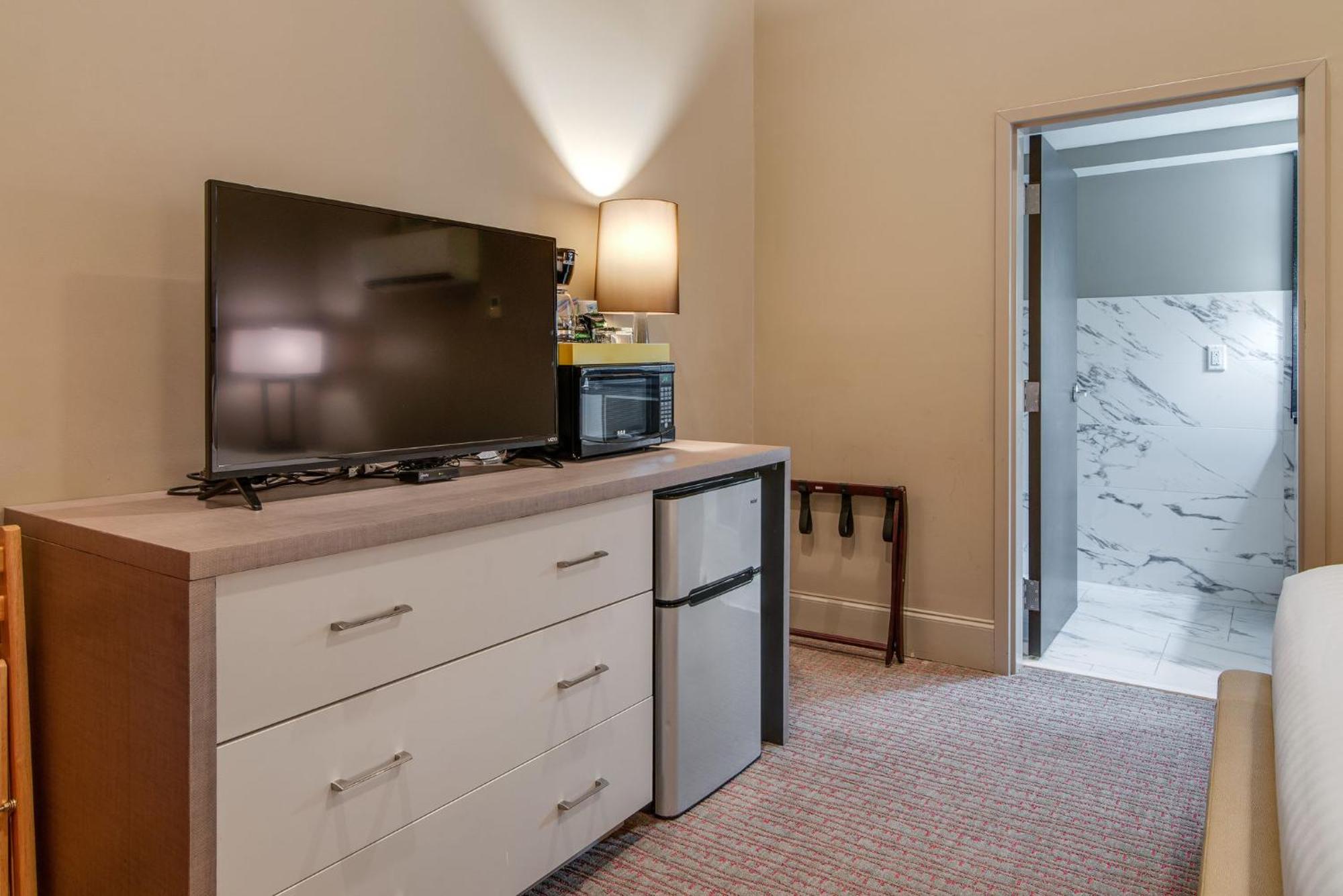 Downtown King Studio w/Kitchenette - Unit 2