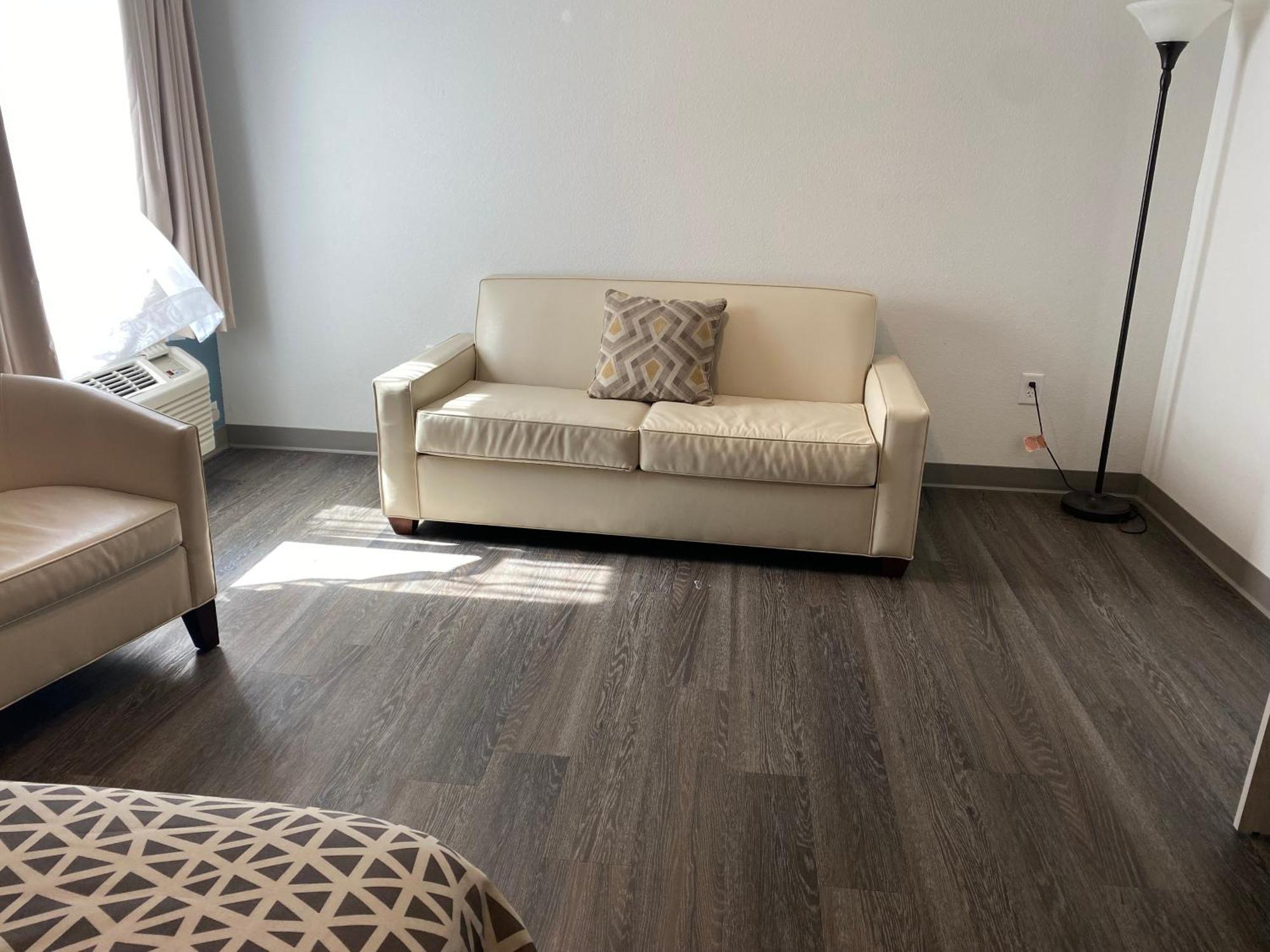 QUEEN SUITE WITH SOFA ACCESSIBLE