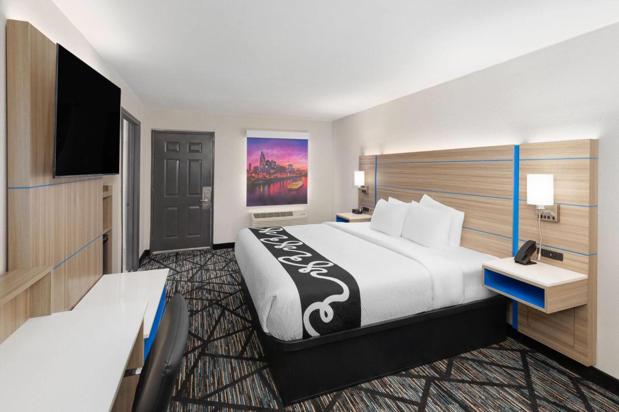 King Room with Bath Tub with Grab Bars - Mobility Accessible/Non-Smoking