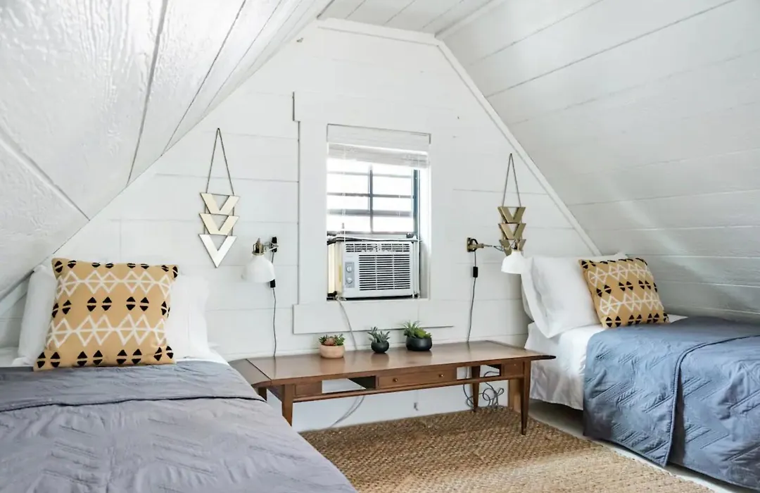 Hip, Cozy Cottage With A Fire Pit In Cleveland Park-1