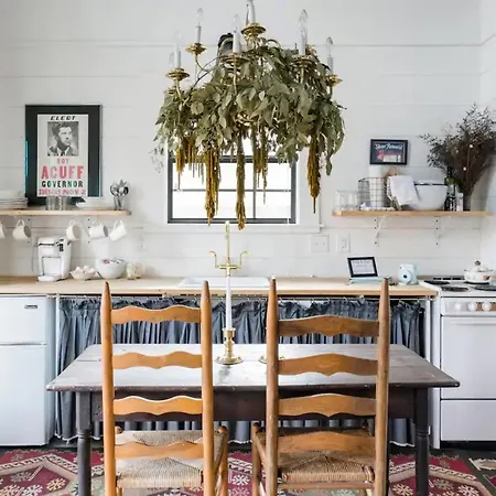 Hip, Cozy Cottage With A Fire Pit In Cleveland Park-3