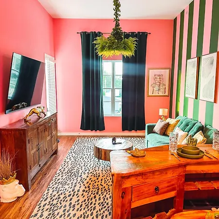 Dreaming With Dolly - Luxe Stay Near Broadway-3
